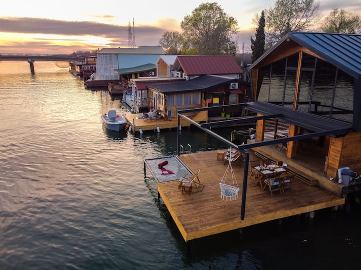Waterfront Villa  – Near Beach & Restaurants