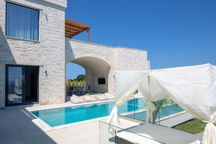 Sorin Villa, boasting Pool & Heated Whirlpool  gallery image 3