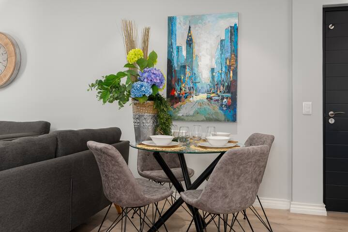 Stylish and Modern Apartment with City Views gallery image 2