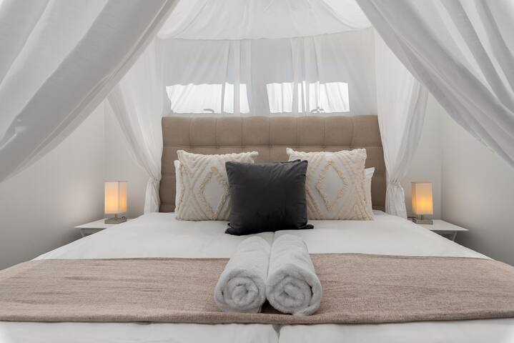 Stylish and Modern Apartment with City Views gallery image 3