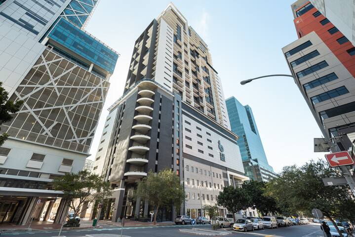 Stylish and Modern Apartment with City Views gallery image 5