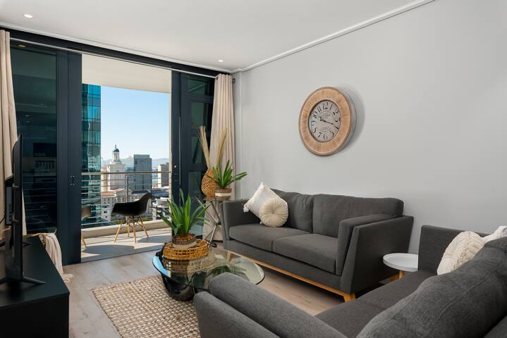 Stylish and Modern Apartment with City Views