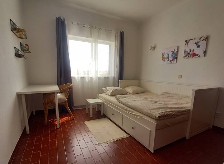 Spálňa s rozkladacou pohovkou 160 x 200 a pracovným priestorom