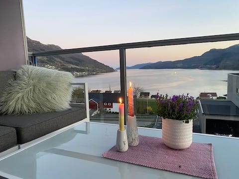 Popular Airbnb listing: Detached house with great lake view. in Vindafjord