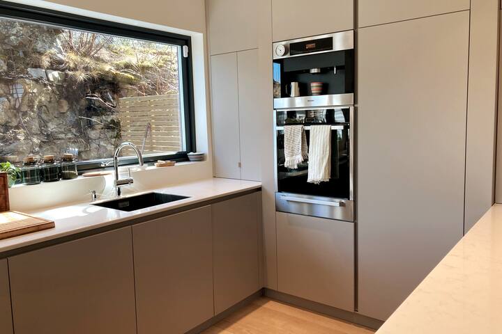 Luxurious house on island 15 mins from city center gallery image 5