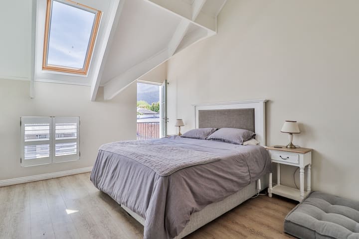 Главна спалня (суперголямо двойно легло)