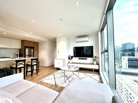 Bright & Airy 2BR with view. Free Wi-Fi & Parking