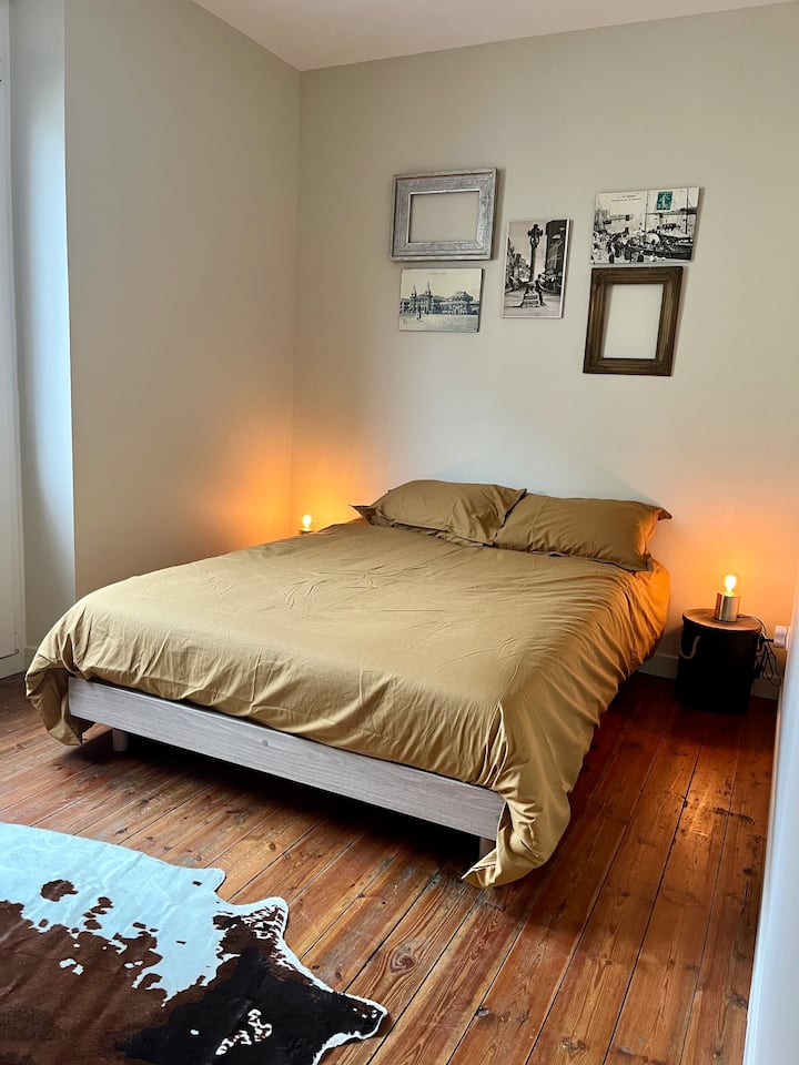 Chumba cha kwanza cha kulala chenye roshani na WARDROBE 