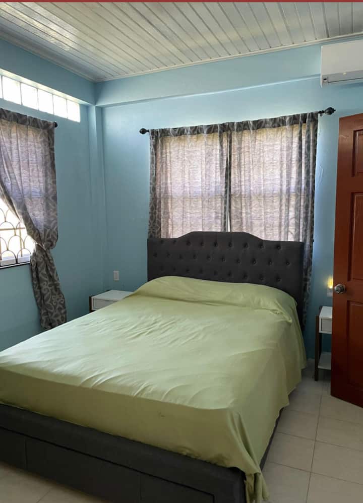 2/2 binafsi zilizomo 1 sakafu vyumba na AC.  Mbele inakabiliwa. 