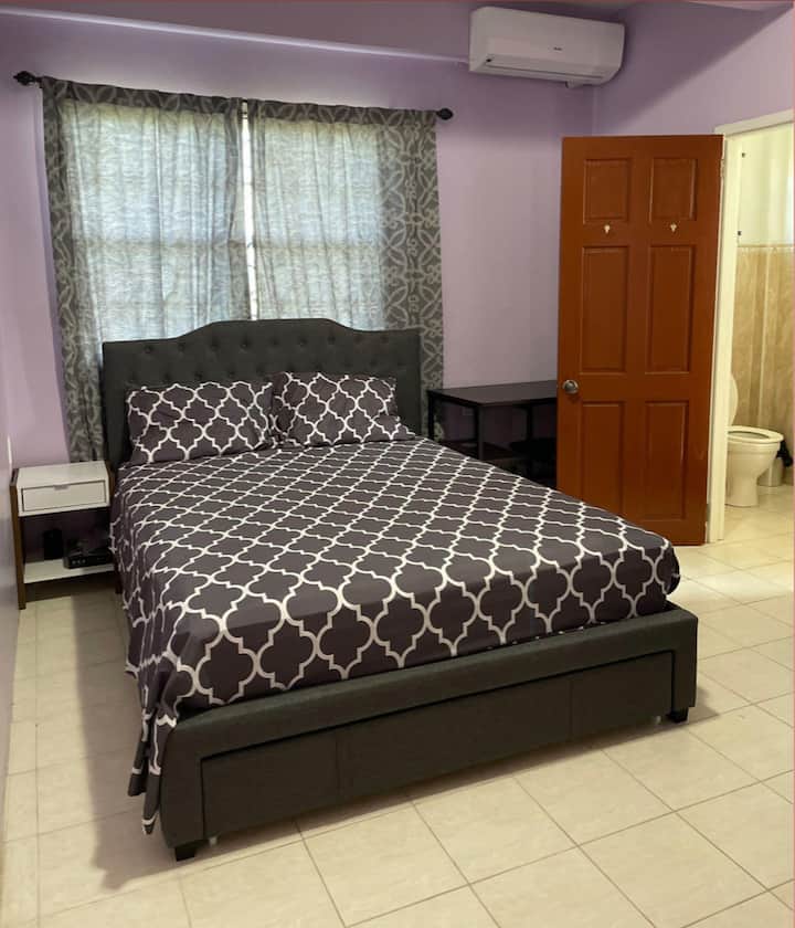 1/2 vyumba vya kulala vyenye ghorofa ya 1 vyenye AC.  