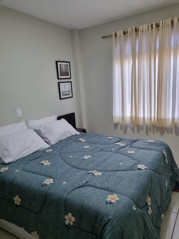 ห้องนอน I พร้อมเตียงคิงไซส์ระบายอากาศได้ดีมีเครื่องปรับอากาศและผ้าห่มเสริม