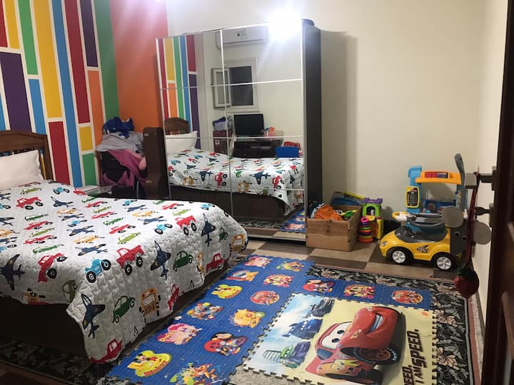 2号房配备加大双人床和空调。
