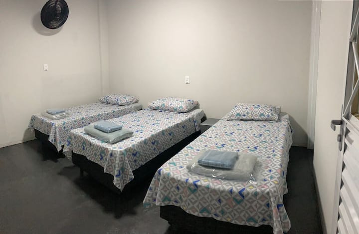 Chumba cha kulala 3, na vitanda vitatu vya mtu mmoja na msingi wa sanduku na godoro la povu, msaada wa puffs, shabiki wa ukuta.