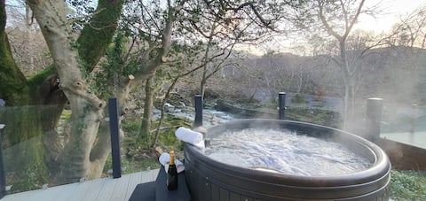 V12 - The View with Hot tub