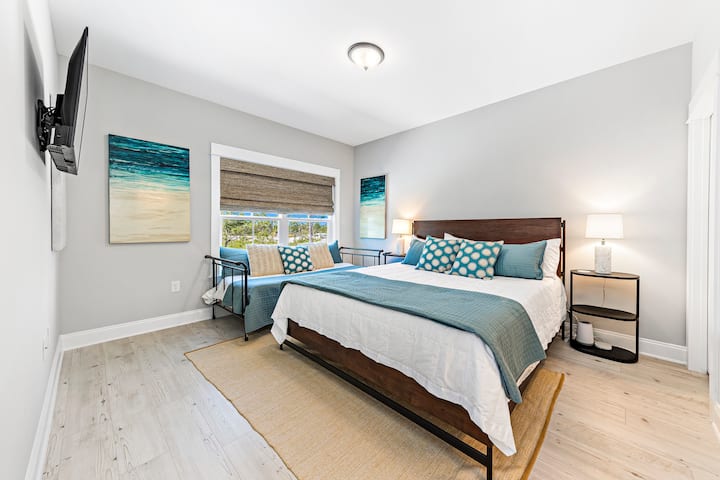 Bedroom 4, with a king sized bed plus a single day bed