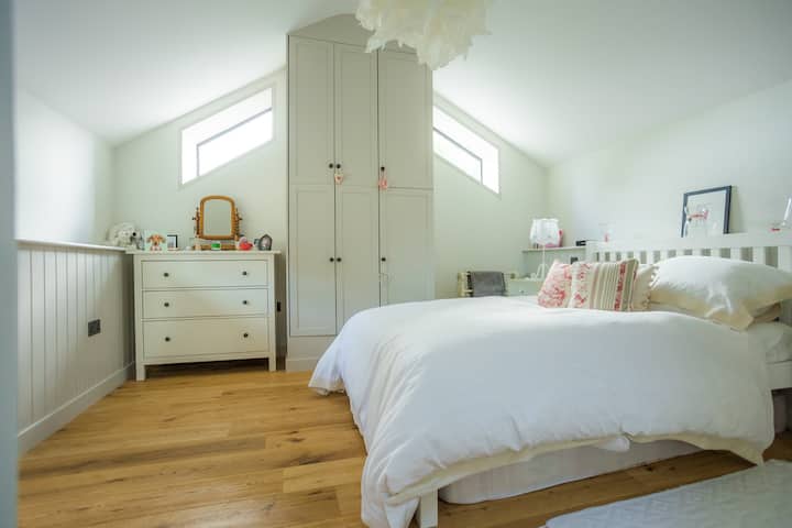 Jolie chambre double et grand rangement