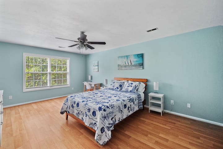 Спалня 4 - двойно легло с бюро в стаята