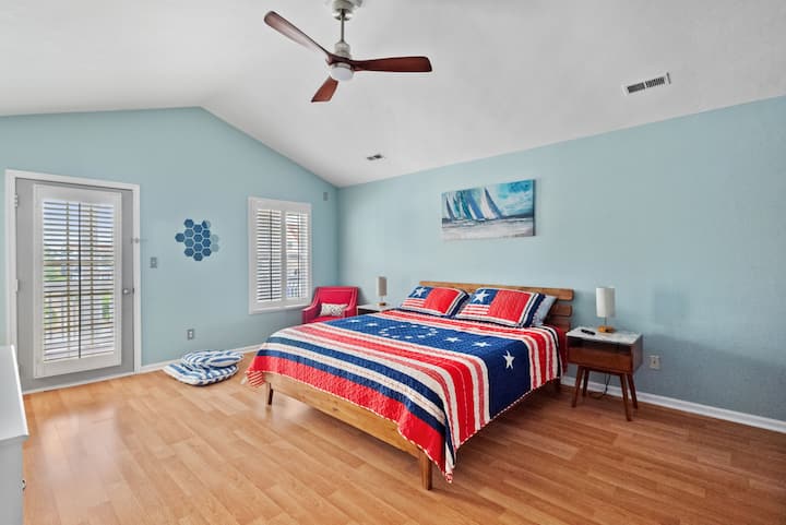 Основна спалня. Възглавниците отзад са за яйчния стол на верандата, но се съхраняват вътре, когато не се използват поради вятър.