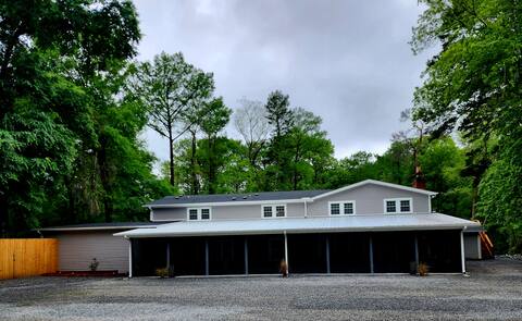 Large relaxing 3BR/2BA on creek & 2 miles from I16