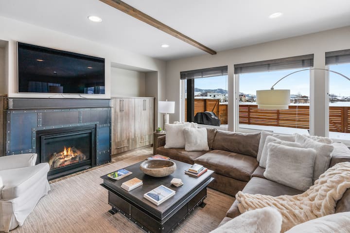 Luxury Townhome w/Big Sky Views gallery image 2