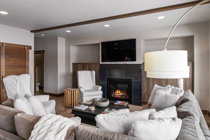 Luxury Townhome w/Big Sky Views gallery image 3