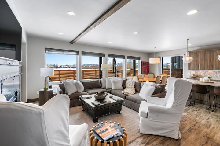 Luxury Townhome w/Big Sky Views gallery image 4