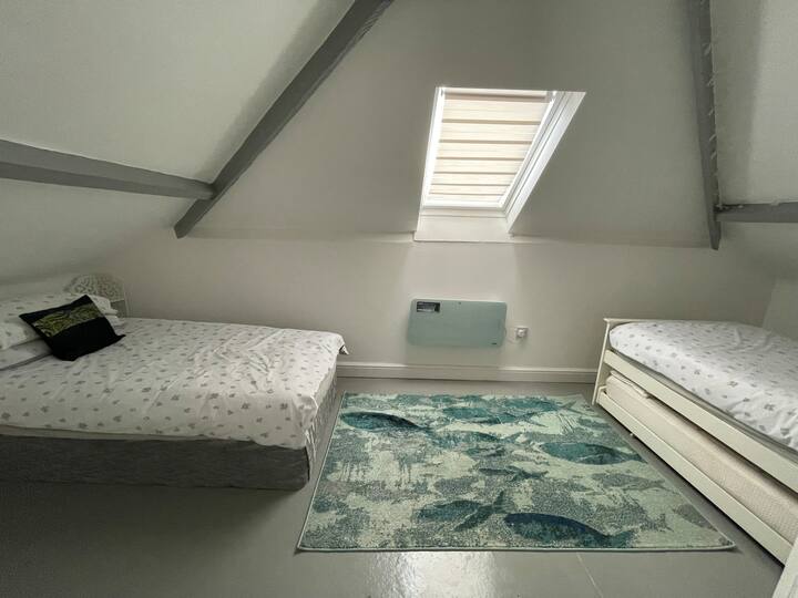 The Twin Attic Room 
(עם מיטה נפתחת זמינה גם כן)
התקרות נמוכות, אבל הקטנים אוהבים את התחושה הנעימה - למבוגרים אכפת מהראש!