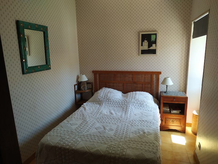 En la planta superior, dormitorio con cama doble y aire acondicionado para el verano