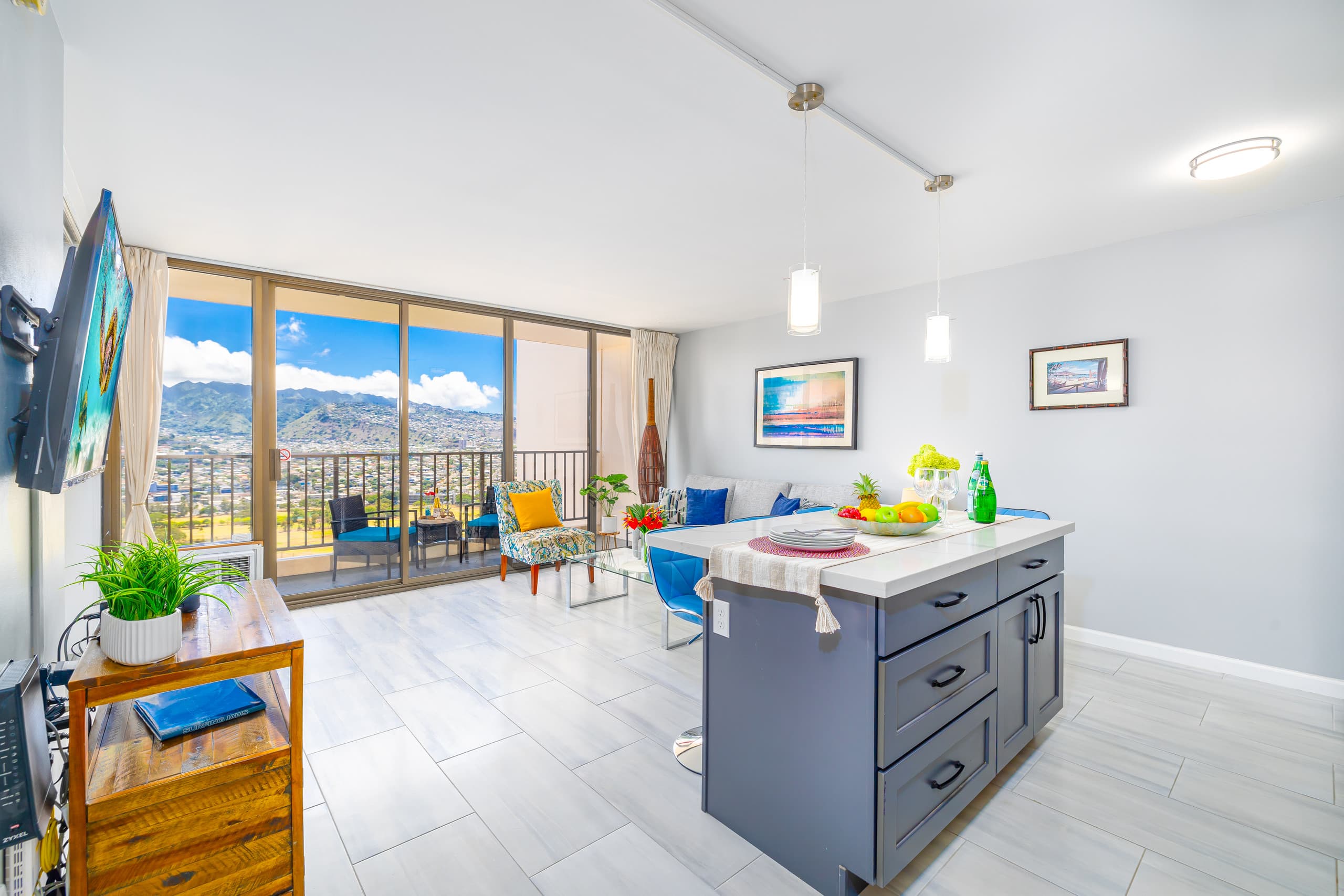 Condo in Honolulu · ★4.88 · 1 bedroom · 3 beds · 1 private bath - Image 5