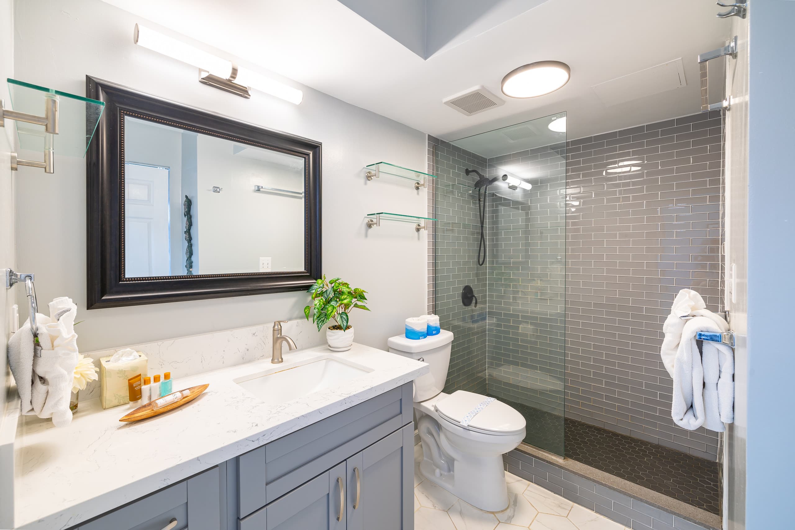 Condo in Honolulu · ★4.88 · 1 bedroom · 3 beds · 1 private bath - Image 17