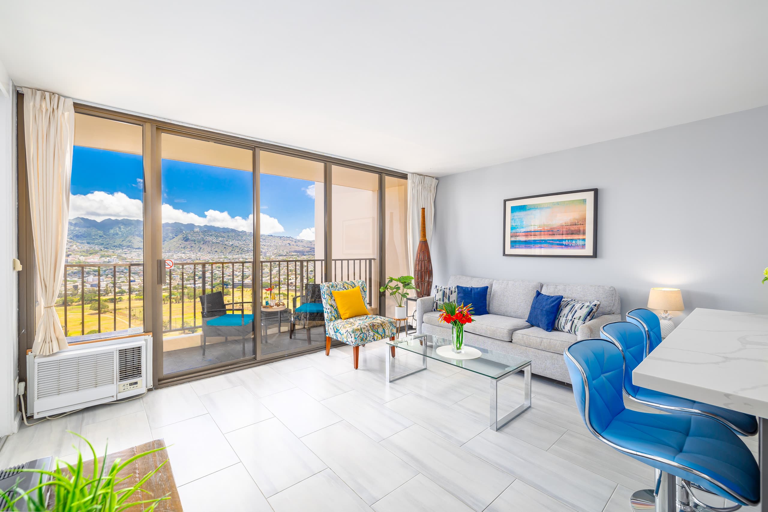 Condo in Honolulu · ★4.88 · 1 bedroom · 3 beds · 1 private bath - Image 2