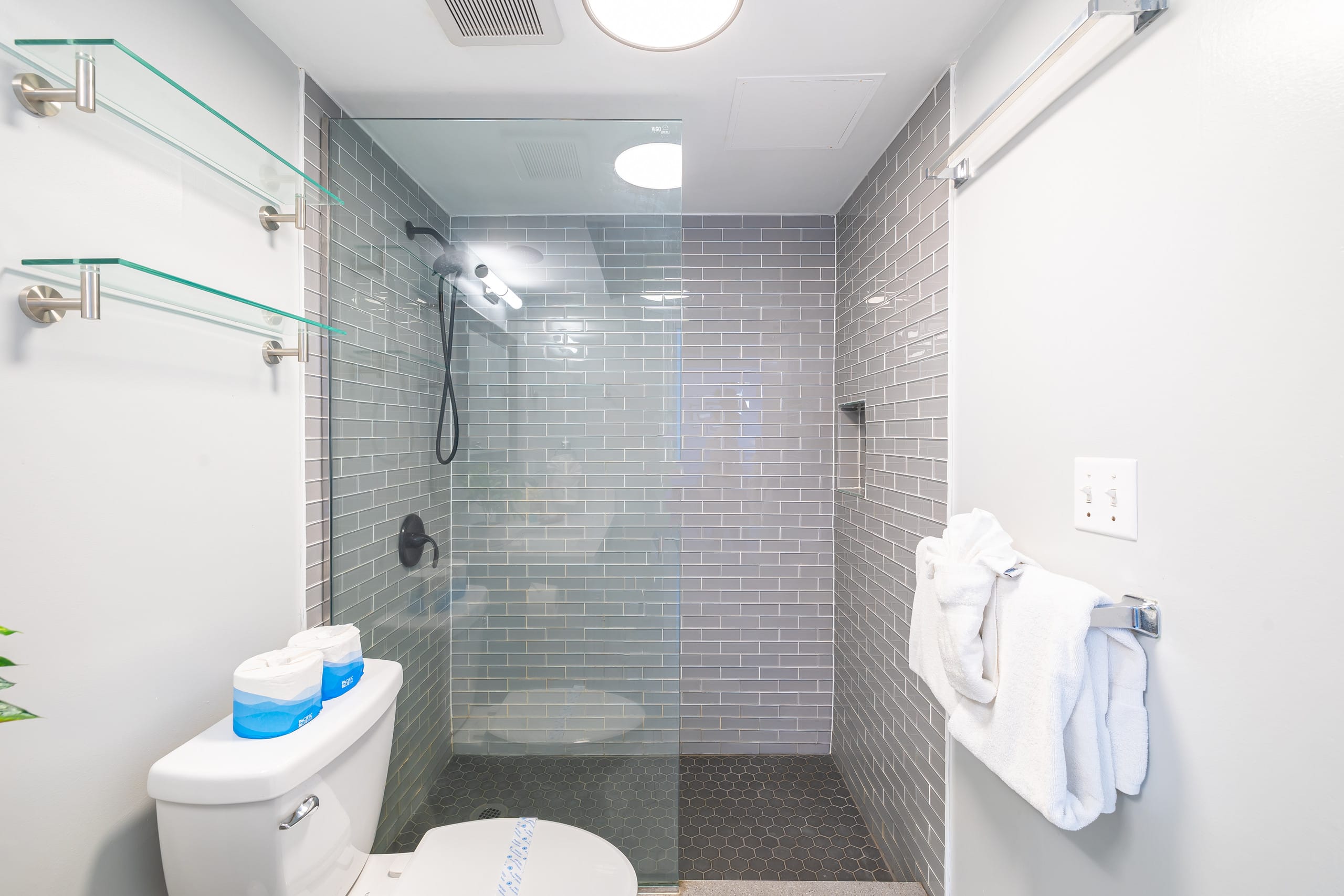 Condo in Honolulu · ★4.88 · 1 bedroom · 3 beds · 1 private bath - Image 18