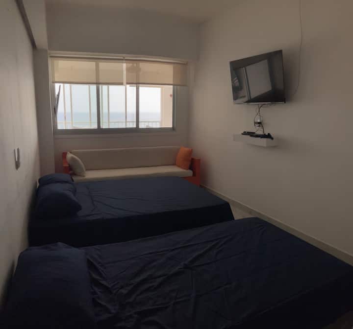 Chumba cha 3 chenye kitanda 1 cha watu wawili na kitanda 1 cha mtu mmoja.