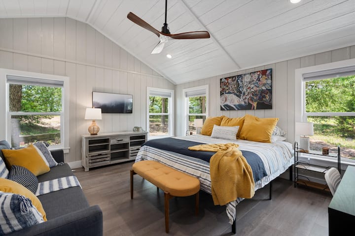 [Dhoma kryesore e gjumit] Suita kryesore (dhoma e gjumit #1) ka një banjë ngjitur dhe përfshin një tavolinë pune dhe divan me dalje nëse është e nevojshme.