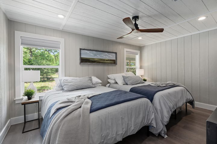 [Dhoma e gjumit #3] Kjo dhomë gjumi ka dy krevate dopio dhe një raft rrobash (në të djathtë të fotografisë) për të ruajtur të gjitha sendet e tua.