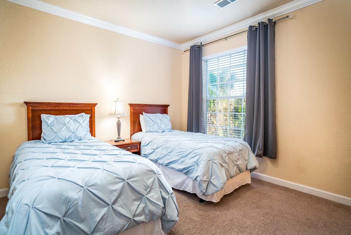 3间卧室配有2张单人床
共用卫生间# 2