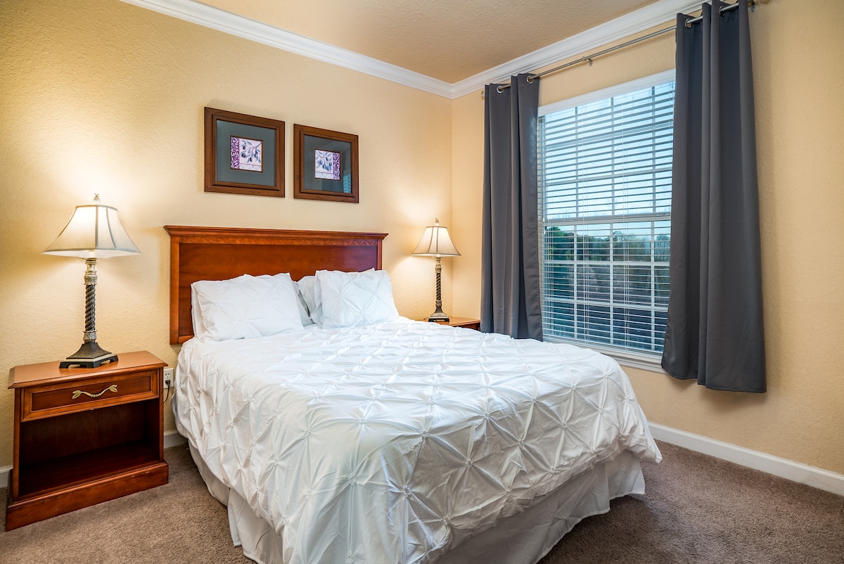 2号卧室配有标准双人床
共用卫生间# 2