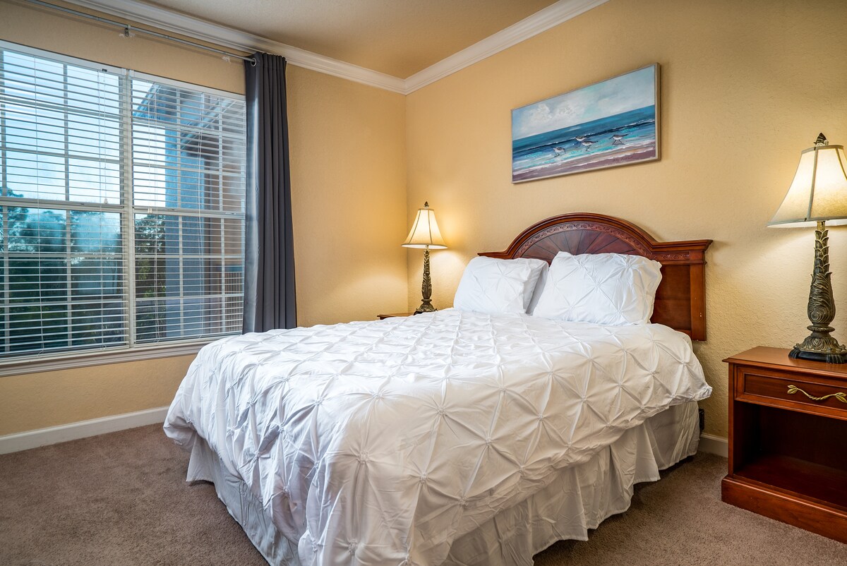 1号卧室，配备1.8米宽双人床和套内卫生间