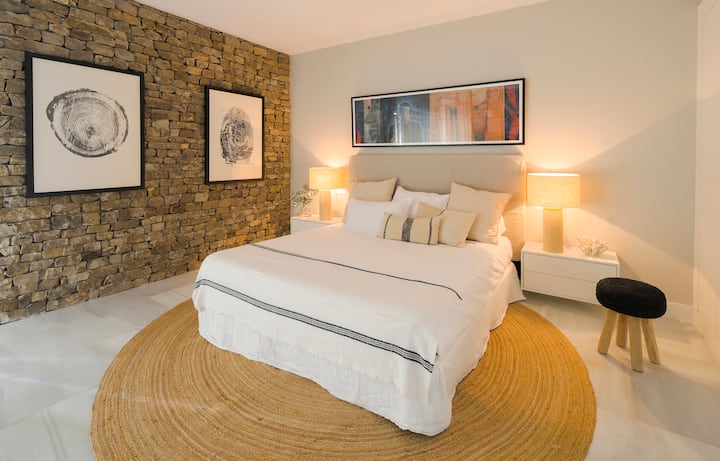 Dormitorio principal privado y terraza en el primer piso