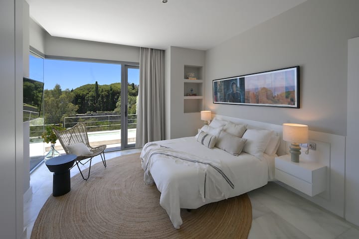 Planta principal en suite  dormitorio principal con piscina, océano y reserva verde. Acceso privado al aire libre y televisión inteligente