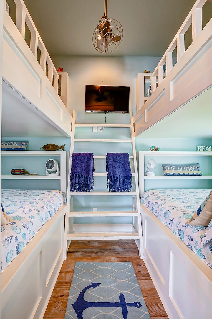 La habitación con literas junto a la sala de estar tiene cuatro camas de tamaño completo. Los huéspedes pueden dormir hasta 8 niños o 4 adultos. 

También hay un televisor inteligente Roku.