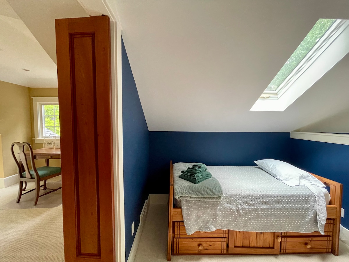 El luminoso y acogedor segundo dormitorio de arriba tiene camas individuales. 