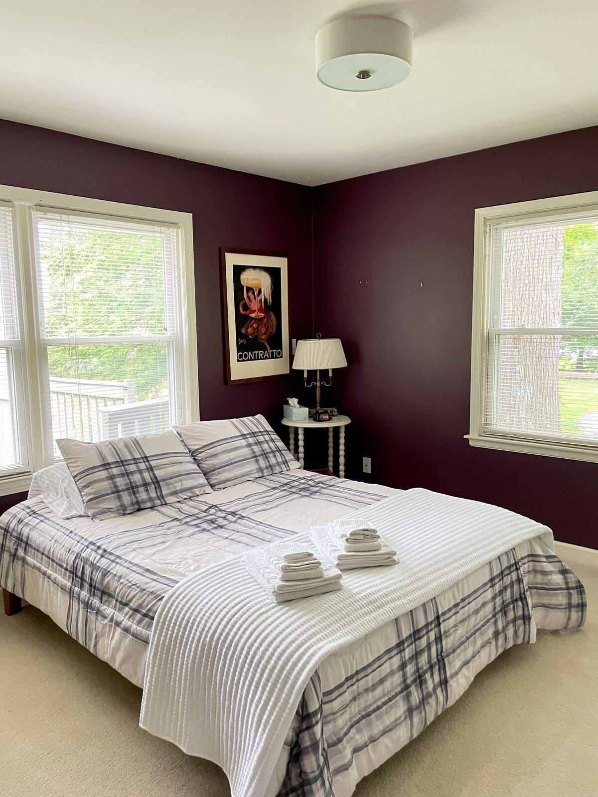 Segundo dormitorio en la planta baja con una cama tamaño queen. 