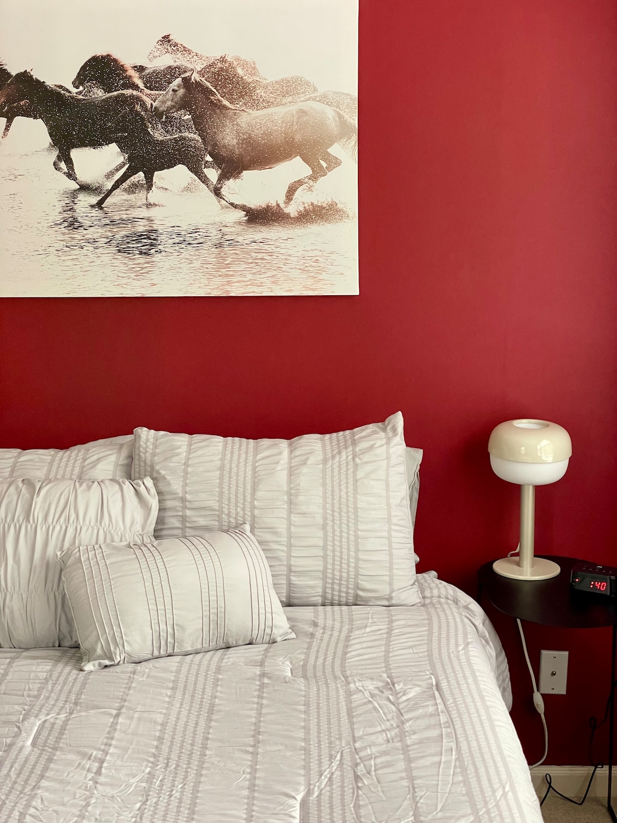 Dormitorio en planta baja con una cama tamaño queen. 