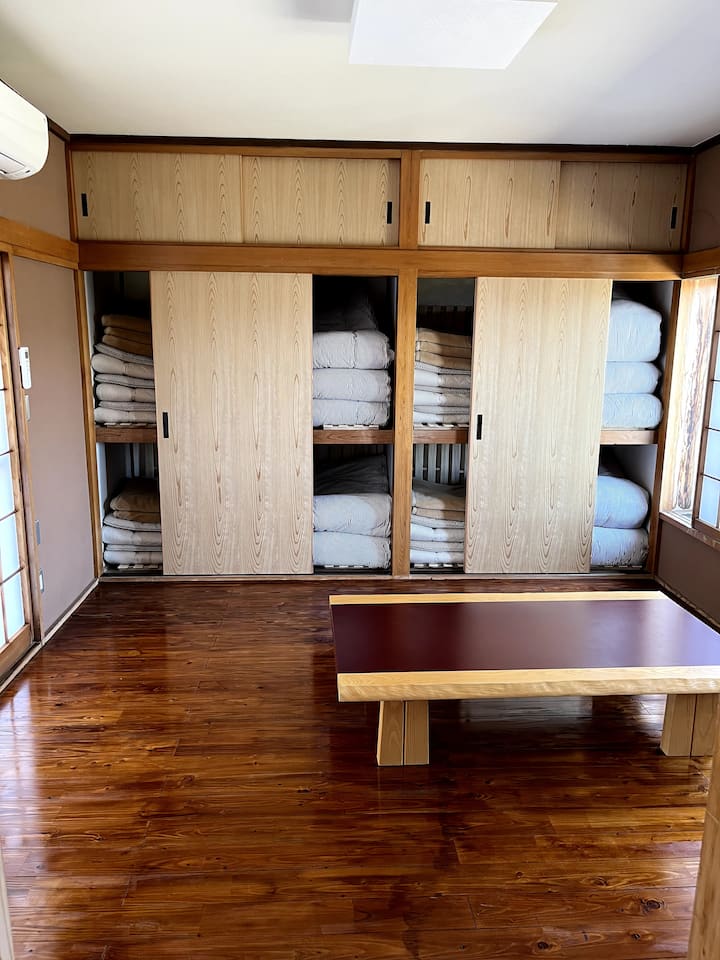 هذه هي مساحة الإقامة في الطابق الثاني. يمكن أن يبقى 3-4 أشخاص.