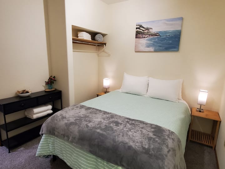 Dormitorio #2. Cama queen, puertos USB y enchufes eléctricos en lámparas de noche