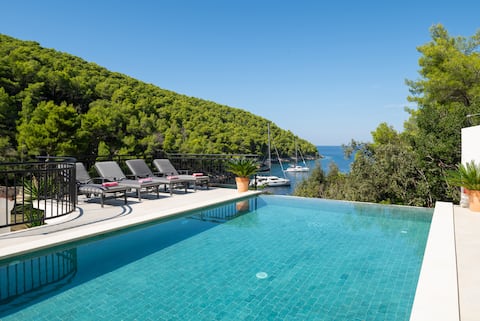 Beautiful beachfront villa with infinity pool Hvar