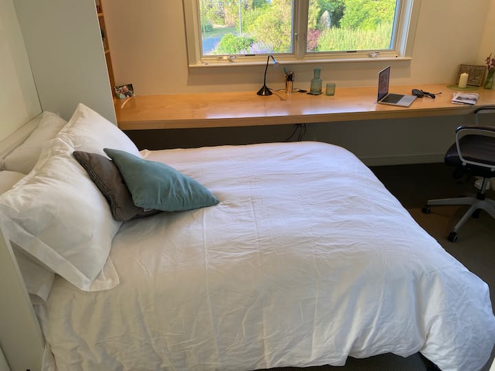 Tercer dormitorio/oficina con cama Murphy de tamaño completo nueva. Escritorio incorporado, estantes para libros y armario grande.