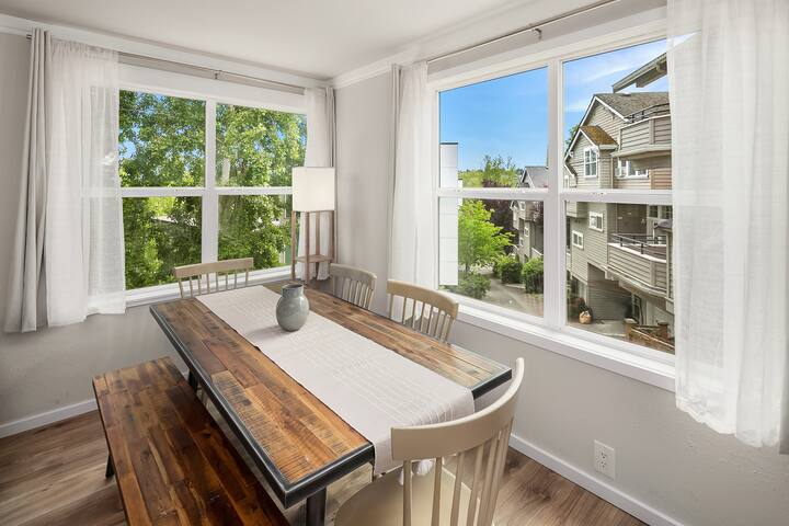 Spacious & Modern 3 Bedroom in Madison Valley gallery image 3