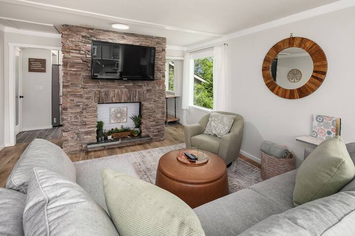 Spacious & Modern 3 Bedroom in Madison Valley gallery image 2